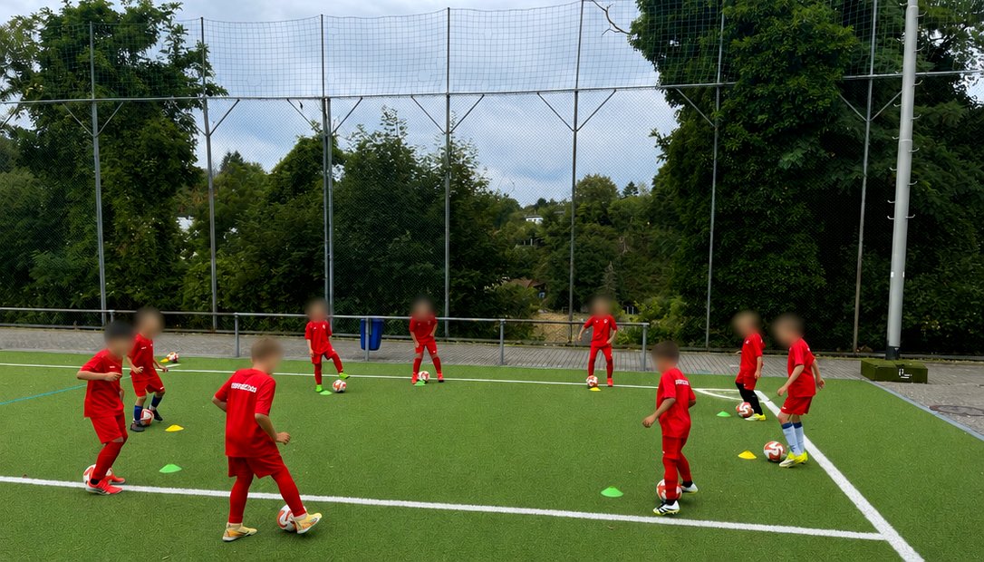 Kleine Trainingsgruppe der Rasenhelden mit Bällen beim Übungsbetrieb