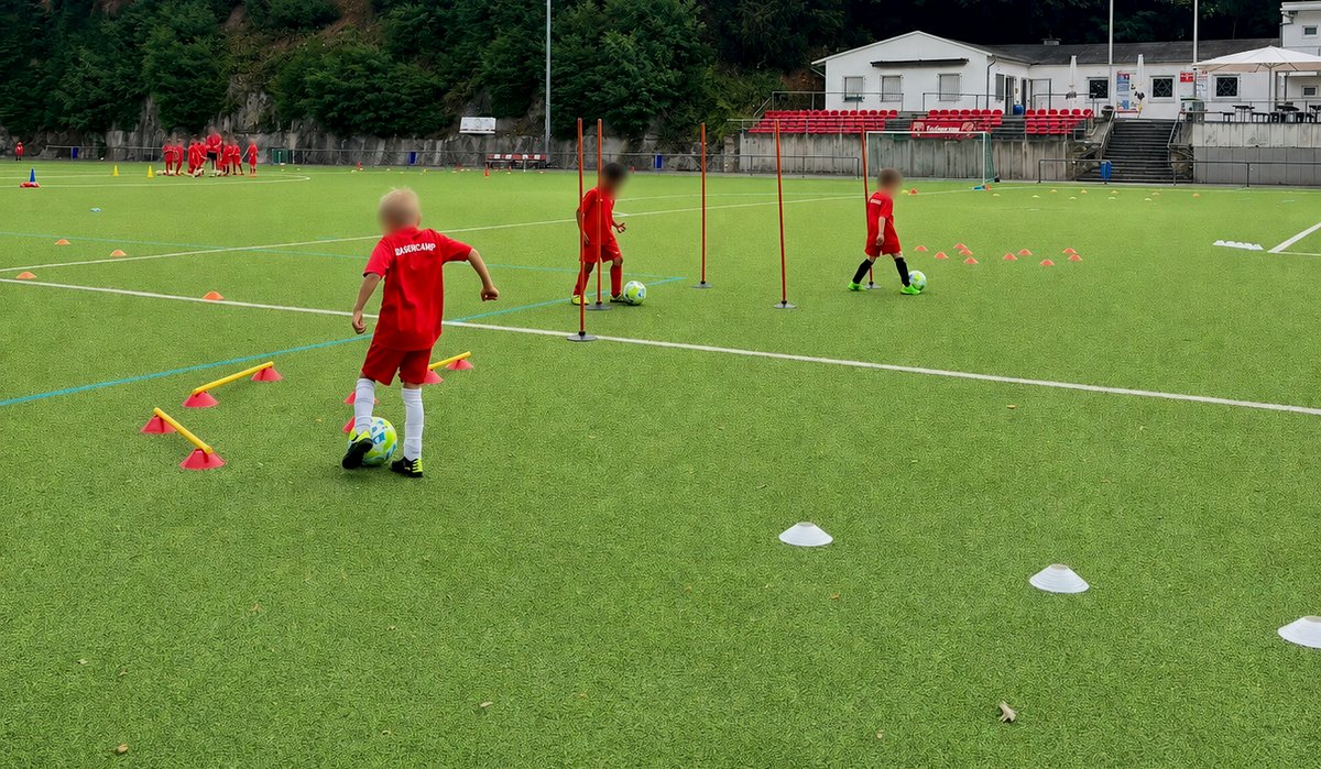 Gruppentraining in kleinen Gruppen der Rasenhelden Fußballschule Wiesbaden