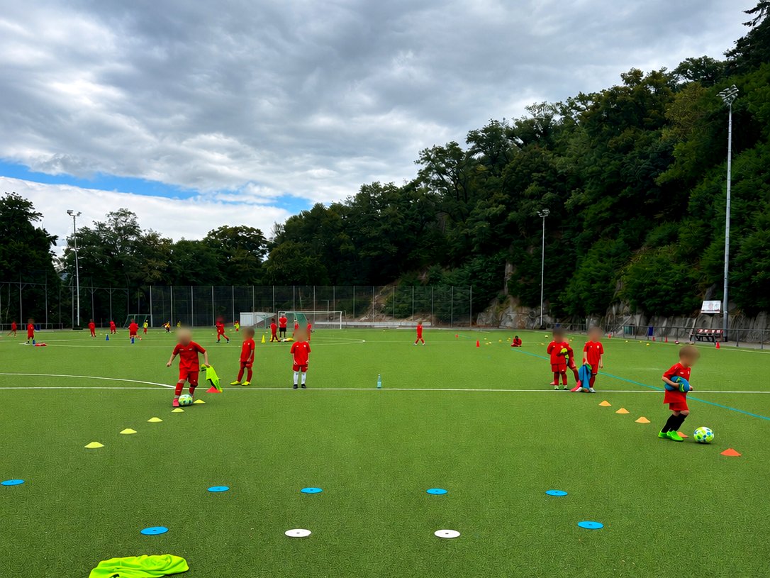Kinder der Rasenhelden Fußballschule beim Training auf dem Platz in Wiesbaden