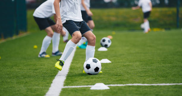 Junge Spieler im Mannschaftstraining mit Ball